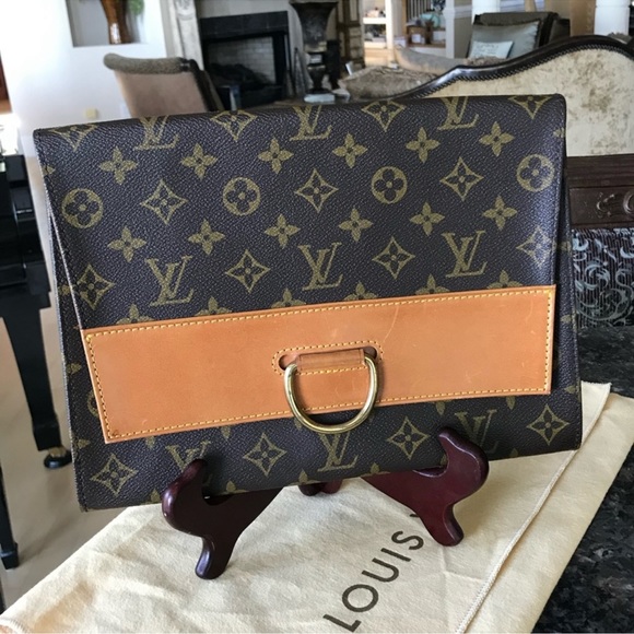Louis Vuitton Handbags - Beautiful Louis Vuitton Large Vintage Clutch